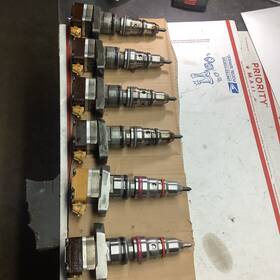 International 4-1829926c1 And 2-1829837c4 Dt 466e Fuel Injectors