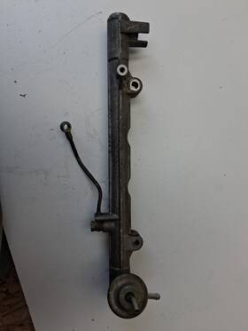 23280-35011 Toyota 84-88 Pickup 89 4runner 22re Fuel Rail Pressure Regulator Banjo 90-95 Sr5